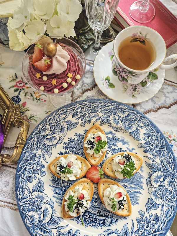 Bord bruschetta geserveerd op vintage bank