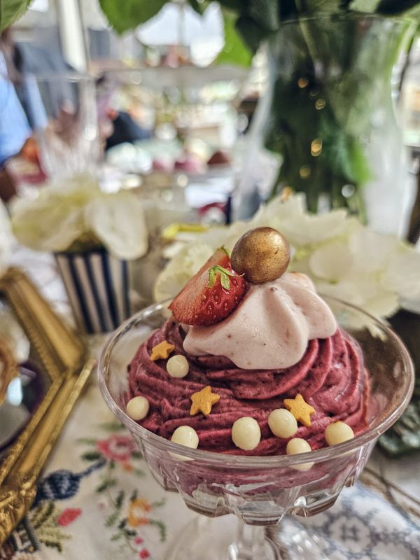 Dessert met bosvruchtenmousse