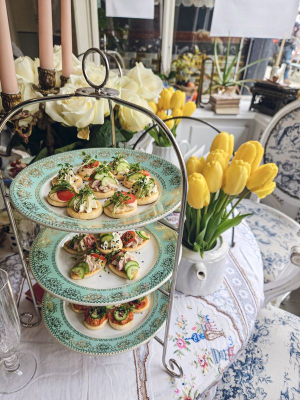 Etagère met drie niveaus sandwiches voor high tea