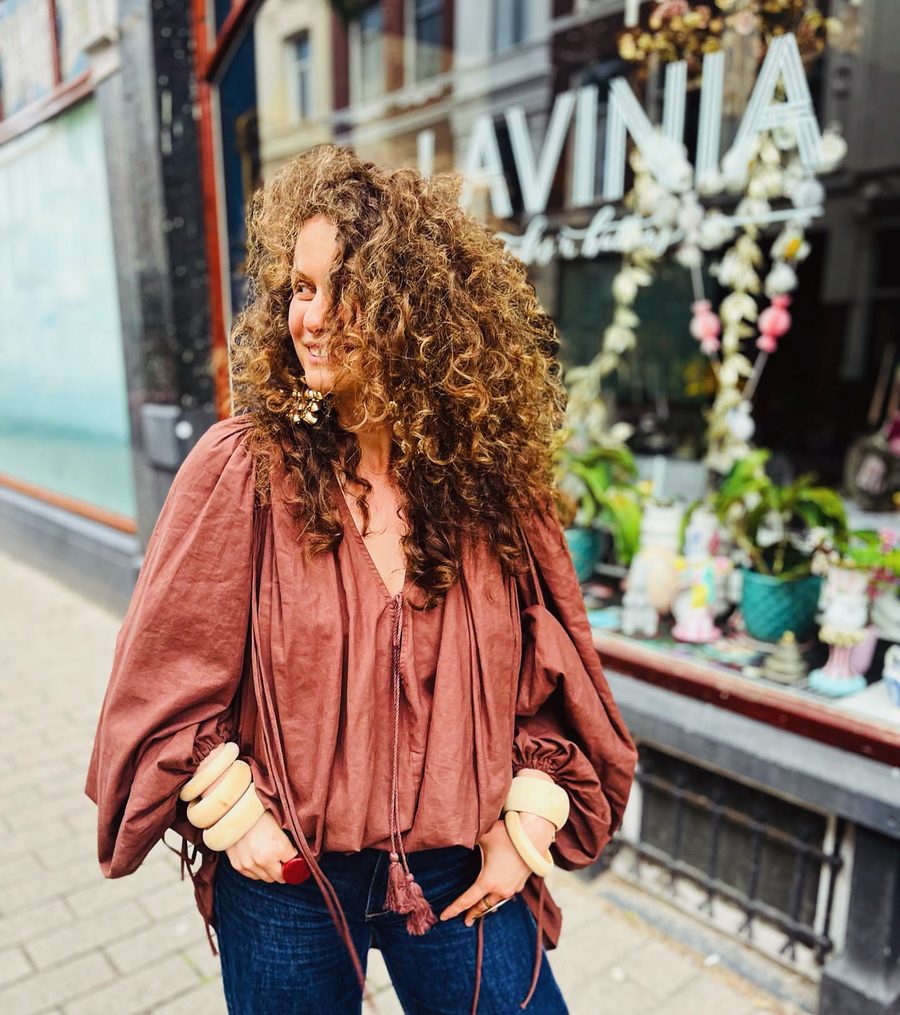 Lavinia voor de gevel van haar salon in Den Haag